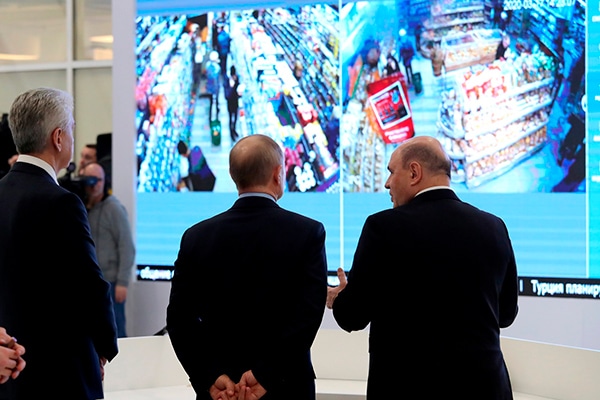Rusia y el COVID-19: entre contención, oportunismo y desinformación. Vladimir Putin, presidente de Rusia, visita el centro de monitorización del coronavirus en Moscú. Foto: Kremlin.ru (CC BY 4.0)
