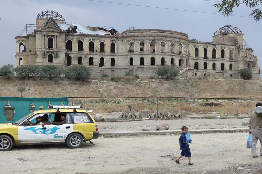 Comienza la cuenta atrás para los talibanes. Palacio Darul Aman en ruinas a 16 kilómetros al suroeste del centro de Kabul (Afganistán). Foto: Ninara (CC BY 2.0). Blog Elcano