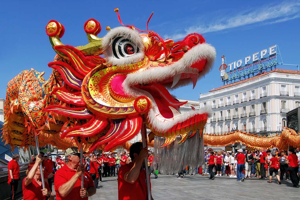 Celebraciones de la danza del dragón en la puerta del Sol en 2019. Foto: Riccardo Cuppini (CC BY-NC-ND 2.0). Blog Elcano