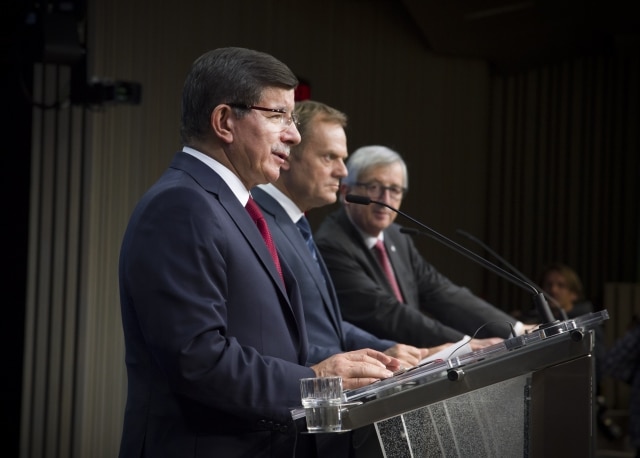 De izquierda a derecha: Ahmet Davutoglu (Primer Ministro de Turquía), Donald Tusk (Presidente del Consejo Europeo) y Jean-Calude Juncker (Presidente de la Comisión Europea. Foto: Unión Europea. Uso no comercial. Blog Elcano