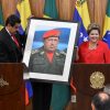 Impeachment en Brasil y revocatorio en Venezuela. Dilma Rousseff recibe de Nicolás Maduro un cuadro del ex-presidente venezolano Hugo Chávez (20013). Foto: Agência Brasil - Valter Campanato/ABr vía Wikimedia Commons. Licencia Creative Commons Reconocimiento 3.0 Brasil. Blog Elcano