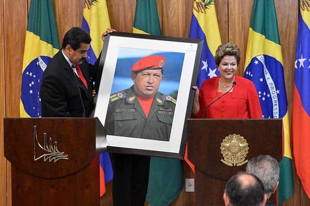 Impeachment en Brasil y revocatorio en Venezuela. Dilma Rousseff recibe de Nicolás Maduro un cuadro del ex-presidente venezolano Hugo Chávez (20013). Foto: Agência Brasil - Valter Campanato/ABr vía Wikimedia Commons. Licencia Creative Commons Reconocimiento 3.0 Brasil. Blog Elcano