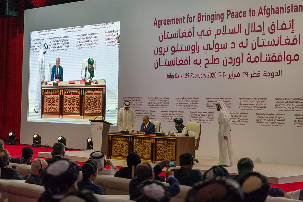 Firma del acuerdo de Doha (29 de febrero) con la participación de Mike Pompeo (secretario de Estado de EEUU), Zalmay Khalilzad (enviado especial de EEUU para Afganistán) y el mulá Abdul Ghani Baradar. Foto: Ron Przysucha / U.S. Department of State (Dominio público). Blog Elcano