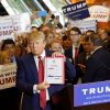 Elecciones primarias en EEUU 2016: Donald Trump durante la firma de la promesa de lealtad al Partido Republicano (3/9/2015). Foto: Michael Vadon vía Wikimedia Commons. Trabajo Propio. Licencia Creative Commons Reconocimiento CompartirIgual. Blog Elcano