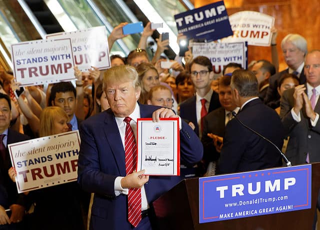 Elecciones primarias en EEUU 2016: Donald Trump durante la firma de la promesa de lealtad al Partido Republicano (3/9/2015). Foto: Michael Vadon vía Wikimedia Commons. Trabajo Propio. Licencia Creative Commons Reconocimiento CompartirIgual. Blog Elcano