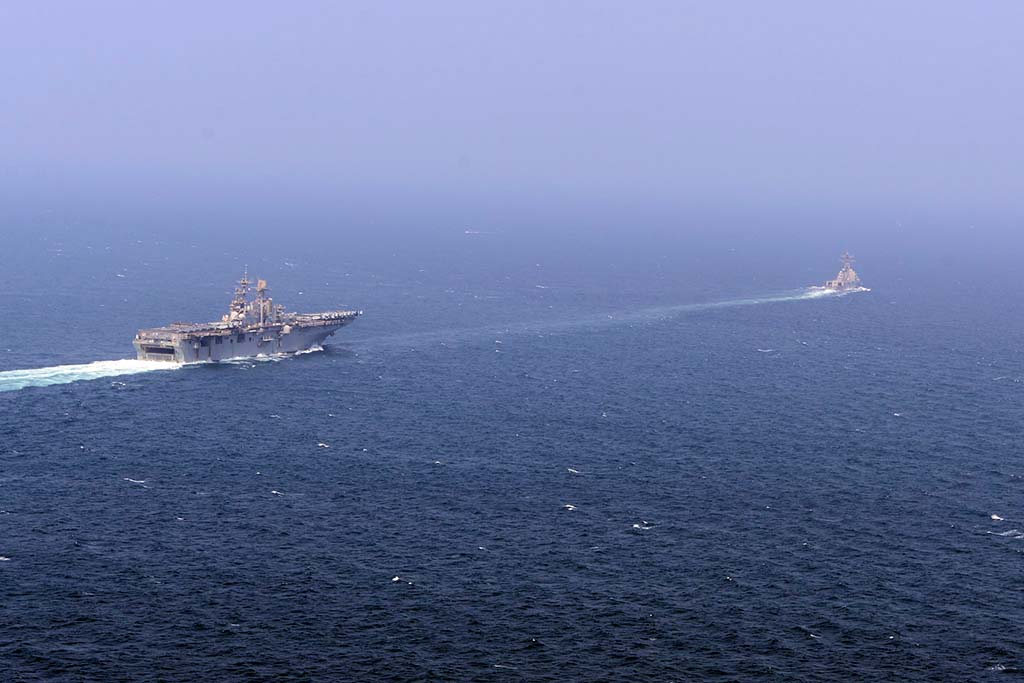 “Máxima presión” en el Estrecho de Ormuz. Dos embarcaciones de EEUU en el Estrecho de Ormuz. Foto: U.S. Navy (CC BY 2.0)