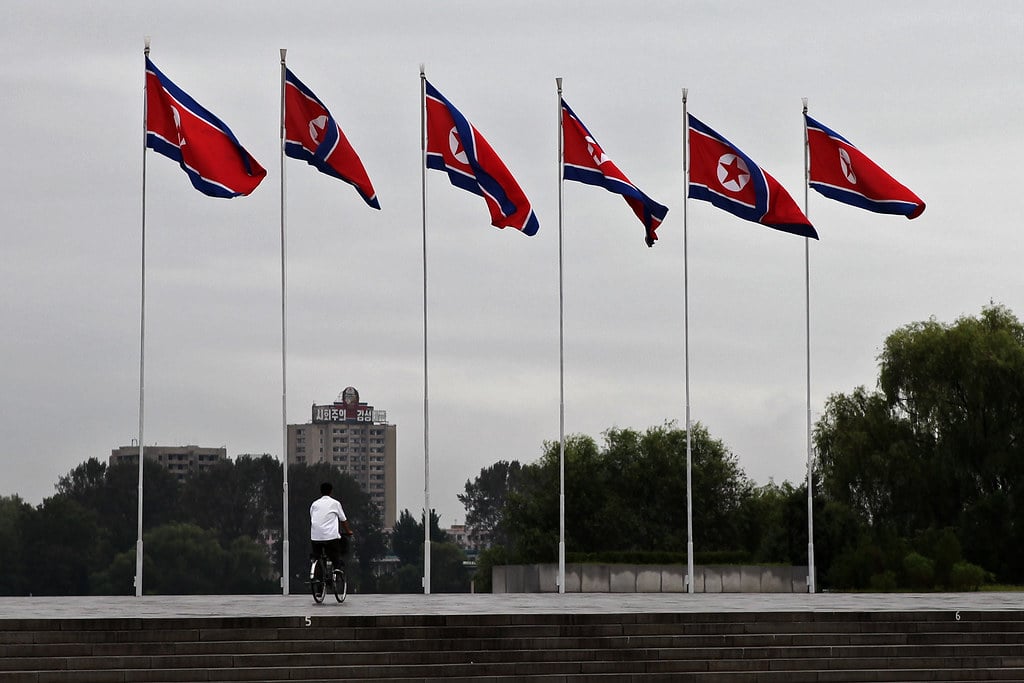 ¿Por qué sigue Corea del Norte tensando la cuerda nuclear? Banderas de Corea del Norte en Pyongyang.