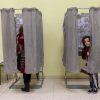 Por unas elecciones libres y justas al Parlamento Europeo (y nacionales). Una mujer y una niña en un colegio electoral durante las elecciones al Parlamento Europeo de 2018.