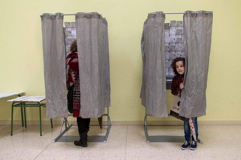 Por unas elecciones libres y justas al Parlamento Europeo (y nacionales). Una mujer y una niña en un colegio electoral durante las elecciones al Parlamento Europeo de 2018.
