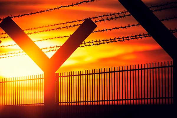 Electrified Fence. Photo: Gerson Galán Beras (Public domain)