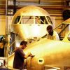 Técnicos trabajan en la línea de montaje de un jet en la empresa aeronáutica brasileña Embraer. Foto: Embraer