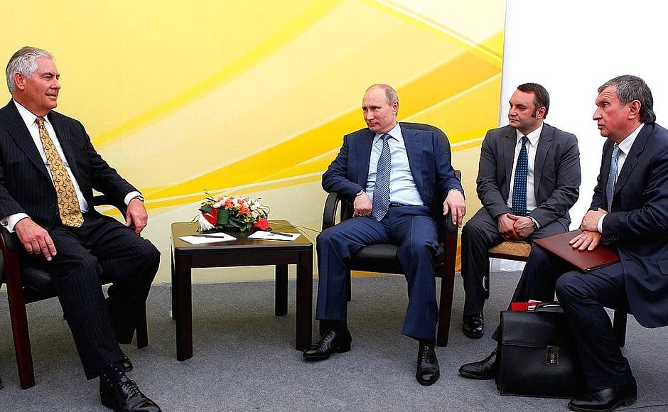 El CEO de ExxonMobil y futuro secretario de Estado Rex Tillerson con el presidente ruso Vladimir Putin se reúnen en 2012. Foto: Kremlin.ru (CC BY 2.0)