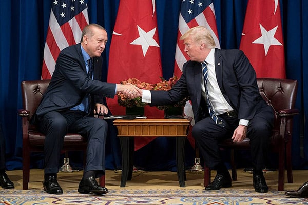 Recep Tayyip Erdoğan (presidente de Turquía) y Donald Trump (presidente de EEUU) en el 72º período de sesiones de la Asamblea General de la ONU. Foto: Shealah Craighead / The White House. Dominio Público. Blog Elcano