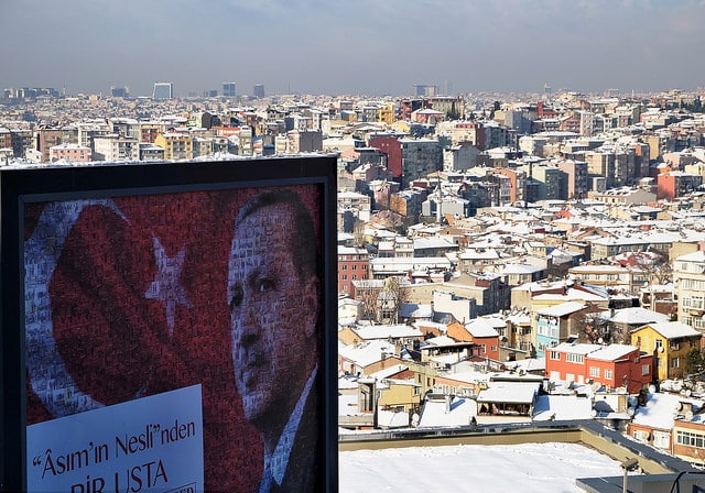 Imagen de Recep Tayyip Erdoğan, presidente de Turquía, en una valla publicitaria en Estambul. Foto: Vladimir Varfolomeev / Flickr. Licencia Creative Commons Reconocimiento-NoComercial. Blog Elcano