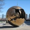 Escultura “Esfera dentro de la esfera”, de Arnaldo Pomodoro, en la sede de Naciones Unidas en Nueva York (EEUU). Foto: Abir Anwar (CC BY 2.0). Blog Elcano