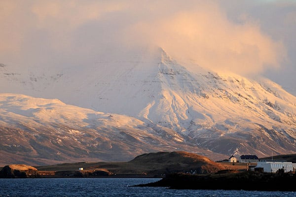 Vista del monte Esja, la isla Videy, y el cabo Laugarnes (Islandia). Foto: Jesús Rodríguez Fernández (CC BY-NC-ND 2.0). Blog Elcano
