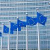 La desinformación y las grandes plataformas. Banderas de la UE en el edificio Berlaymont, sede de la Comisión Europea en Bruselas (Bélgica). Foto: Kyle Wagaman (CC BY-NC-SA 2.0)