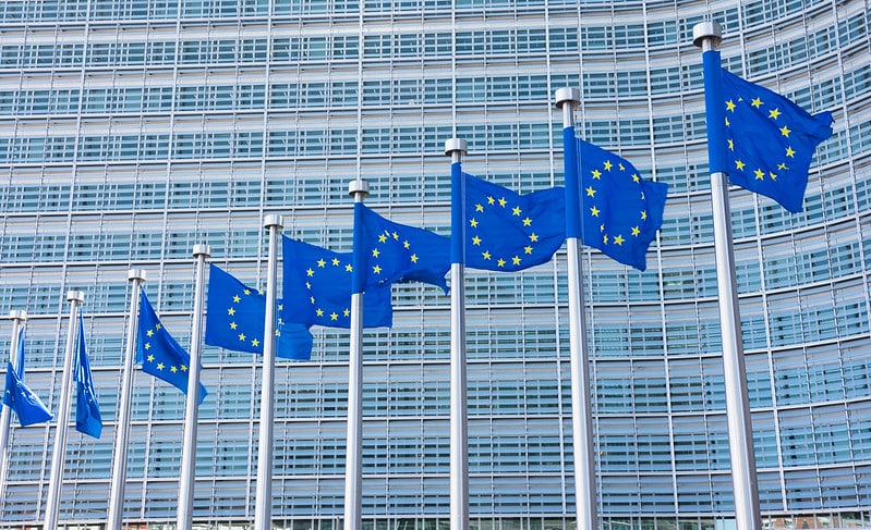 La desinformación y las grandes plataformas. Banderas de la UE en el edificio Berlaymont, sede de la Comisión Europea en Bruselas (Bélgica). Foto: Kyle Wagaman (CC BY-NC-SA 2.0)