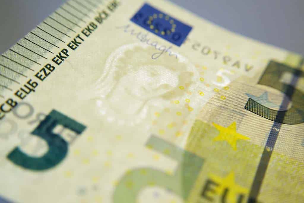 Spain’s 20 years in the euro: a beneficial straitjacket. 5 euro bank note. Photo: Kārlis Dambrāns (CC BY 2.0)