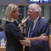 Federica Mogherini, alta representante de la UE para Asuntos Exteriores y Política de Seguridad, saluda a Josep Borrell, propuesto por los líderes europeos para ser su sucesor. Foto: © European Union