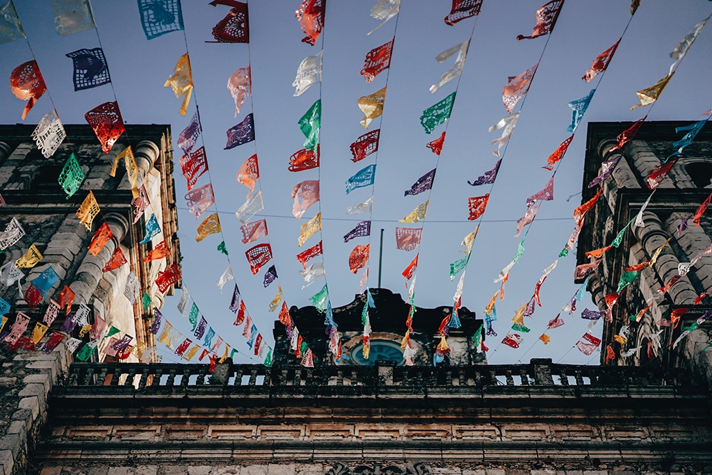 Sin nuevas ideas en la integración regional latinoamericana. Banderines en la ciudad de Valladolid (México). Foto: Filip Gielda (Unsplash). Blog Elcano