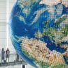 Más blanda que económica, la globalización continua. Modelo de escala de la tierra. Foto: Franck V. (Unsplash). Blog Elcano