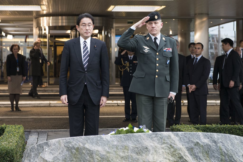 Kishida planea mejorar sus capacidades militares y dotarse de medios para jugar en el espacio ultraterrestre y el ciberespacio. Fumio Kishida y el general Knud Bartels en la sede del OTAN, Bruselas (Bélgica). Foto: NATO North Atlantic Treaty Organization (CC BY-NC-ND 2.0) Blog Elcano