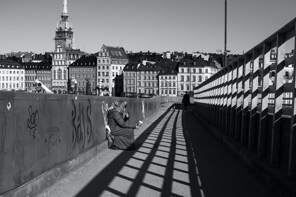Una persona sin techo en un puente de Estocolmo (Suecia). Foto: Gemma Evans (@stayandroam). Blog Elcano