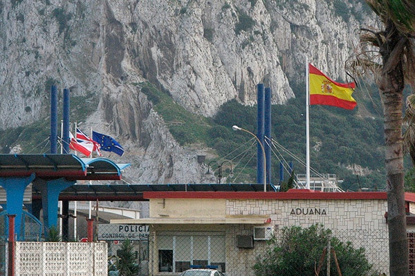 Paso aduanero entre Gibraltar y España. Foto: Mike (CC BY-NC-ND 2.0).