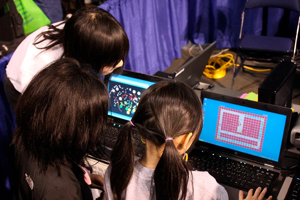 Hacia una digitalización sin brechas de género.Niñas aprendiendo con ordenadores. Foto: Craighton Miller (CC BY 2.0). Blog Elcano