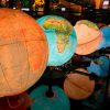 Richard N. Haas, cronista del nuevo desorden global. Globos terráqueos en una tienda de National Geographic. Foto: ricardo (CC BY 2.0). Blog Elcano