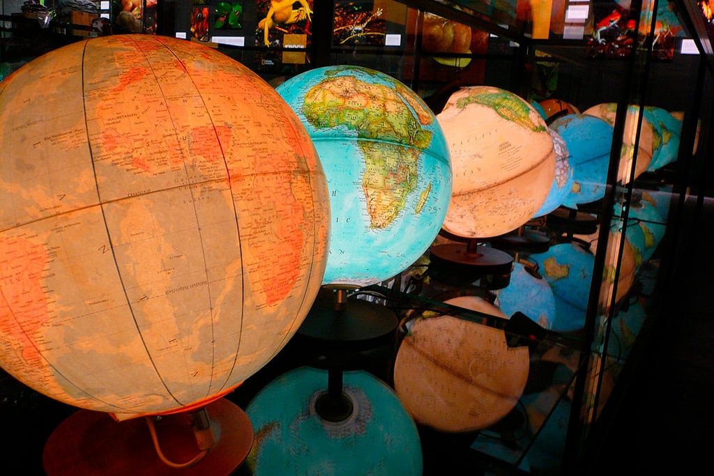 Richard N. Haas, cronista del nuevo desorden global. Globos terráqueos en una tienda de National Geographic. Foto: ricardo (CC BY 2.0). Blog Elcano