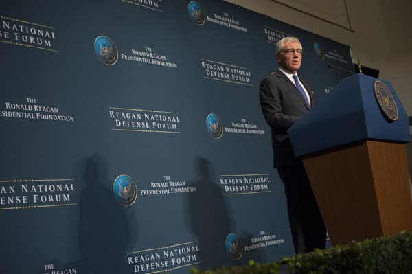 Chuck Hagel (Secretario de Defensa), anuncia la Defense Innovation Initiative y la tercera estrategia de offset (15/11/2014). Foto: Petty Officer 2nd Class Sean Hurt (U.S. Department of Defense) - Wikimedia Commons.