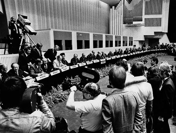 Conferencia realizada en Helsinki, 1975. Foto: Tapio Korpisaari (Museo de la Ciudad de Helsinki). Fuente: Helsink200.fi. Blog Elcano