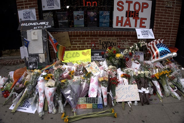 Prevención de la radicalización violenta: si ves algo, di algo. Foto: Homenaje a las víctimas del atentado en Orlando en Stonewall Inn del Greenwich Village y en Grand Army Plaza en Brooklyn (Nueva York). The All-Nite Images / Flickr (CC BY-SA 4.0). Blog Elcano