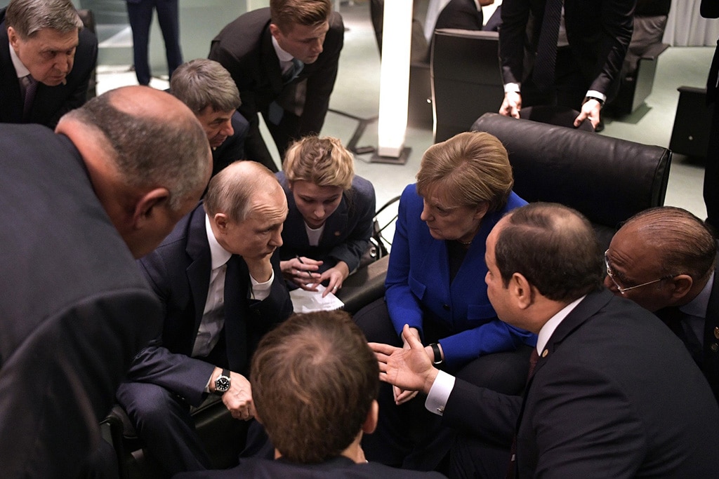 Vladimir Putin, Angela Merkel, Emmanuel Macron (sentado, de espaldas) y Abdelfatah al-Sisi en la Conferencia Internacional sobre el conflicto libio en Berlín (19/1/2020). Foto: Kremlin.ru (CC BY 4.0). Blog Elcano