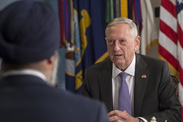 La ciberguerra de Trump (II). James Mattis y Harjit Sajjan en el Pentágono (6/2/2017). Foto: Sargento Técnico de la Fuerza Aéra Brigitte N. Brantley / DOD (Dominio Público). Blog Elcano