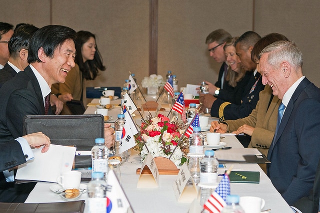 China: ¿el límite de la nueva doctrina estratégica estadounidense? James Mattis y Yun Byung-se en Seúl (3/2/2017). Foto: Sargento de Ejército Amber I. Smith / DoD (CC BY-NC-ND 2.0). Blog Elcano