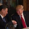 Xi Jinping y Donald Trump se estrechan la mano durante la cena en Mar-a-lago el pasado jueves. Captura: White House (Dominio público)