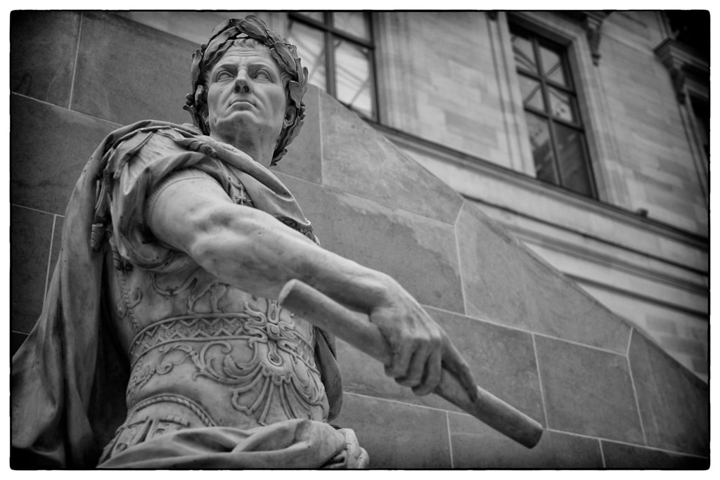 El populismo según Plutarco y Rosanvallon. Estatua de Julio César, de Nicolas Coustou, en el Museo del Louvre em París (Francia). Foto: Ian Dolphin (CC BY-NC-ND 2.0). Blog Elcano