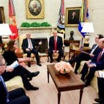 Juncker y Trump frenan la guerra comercial y resucitan el TTIP, en versión descafeinada.Jean-Claude Juncker acompañado de Cecilia Malmström y Martin Selmayr , junto a Donald Trump y su equipo.