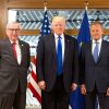 Jean-Claude Juncker, Donald Trump y Donald Tusk antes de una reunión bilateral en Bruselas en mayo de 2017. Foto: Shealah Craighead / White House (dominio público)