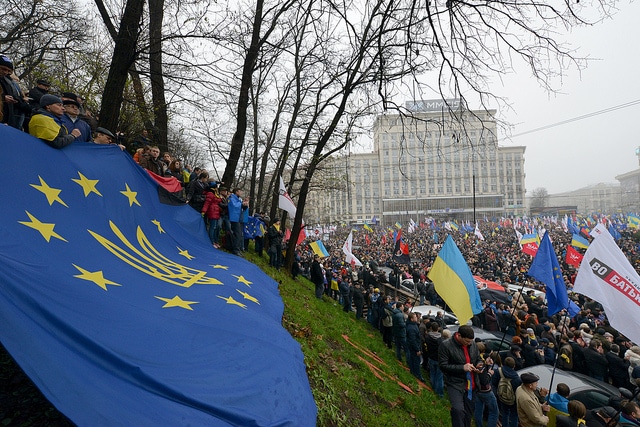 Holding an EU flag. Kiev protests 2013. Elcano Blog