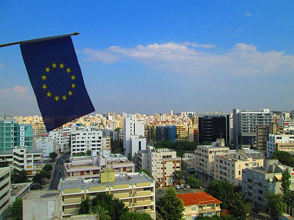 La bandera de la UE en Nicosia, Chipre. Foto: NewNicosia (Wikimedia Commons / CC BY-SA 3.0)