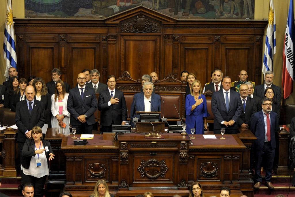 Juramentación de Luis Lacalle Pou como presidente y Beatriz Argimón como vicepresidenta de la República Oriental del Uruguay en el Palacio Legislativo (en el centro, el senador José Mujica). Foto: Presidencia de la República del Uruguay. Blog Elcano