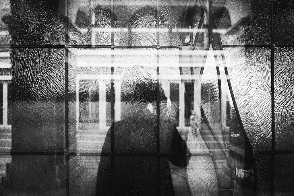 Sillhouete of a whistleblower on window glass pane. Photo: leon lau (@leonimagine). Elcano Blog