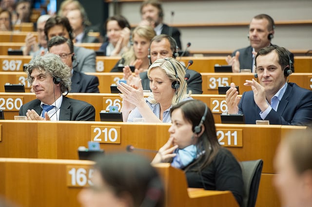El establishment europeo contra las cuerdas. Marine Le Pen, Marcel de Graaf y Nicolas May - ENF. Foto: © European Union 2015 - European Parliament / Flickr (CC BY-NC-ND 4.0).