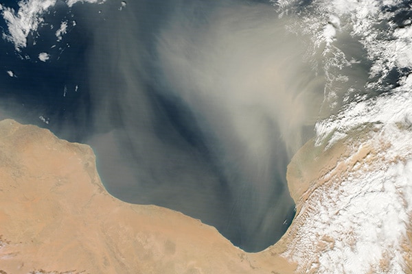 Tormenta de arena frente a Libia. Foto: Jeff Schmaltz / NASA
