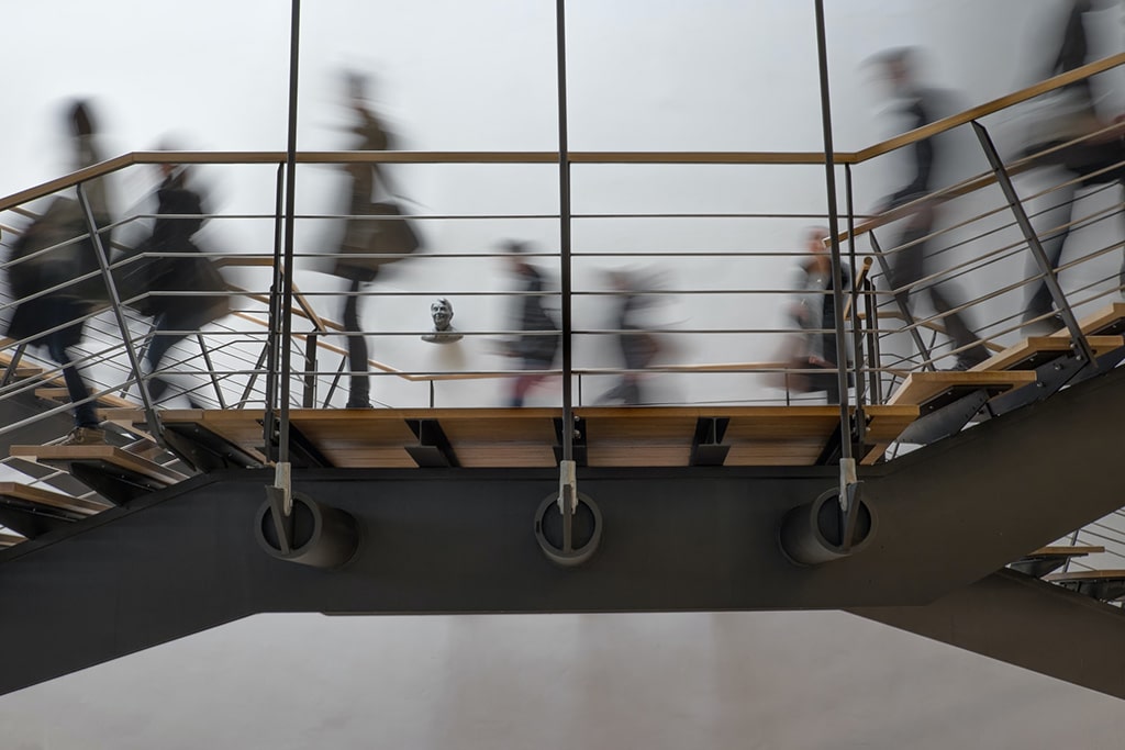 El talento, un factor clave para la internacionalización de la economía. Personas pasando por unas escaleras. Foto: Loïc Fürhoff (@imagoiq). Blog Elcano