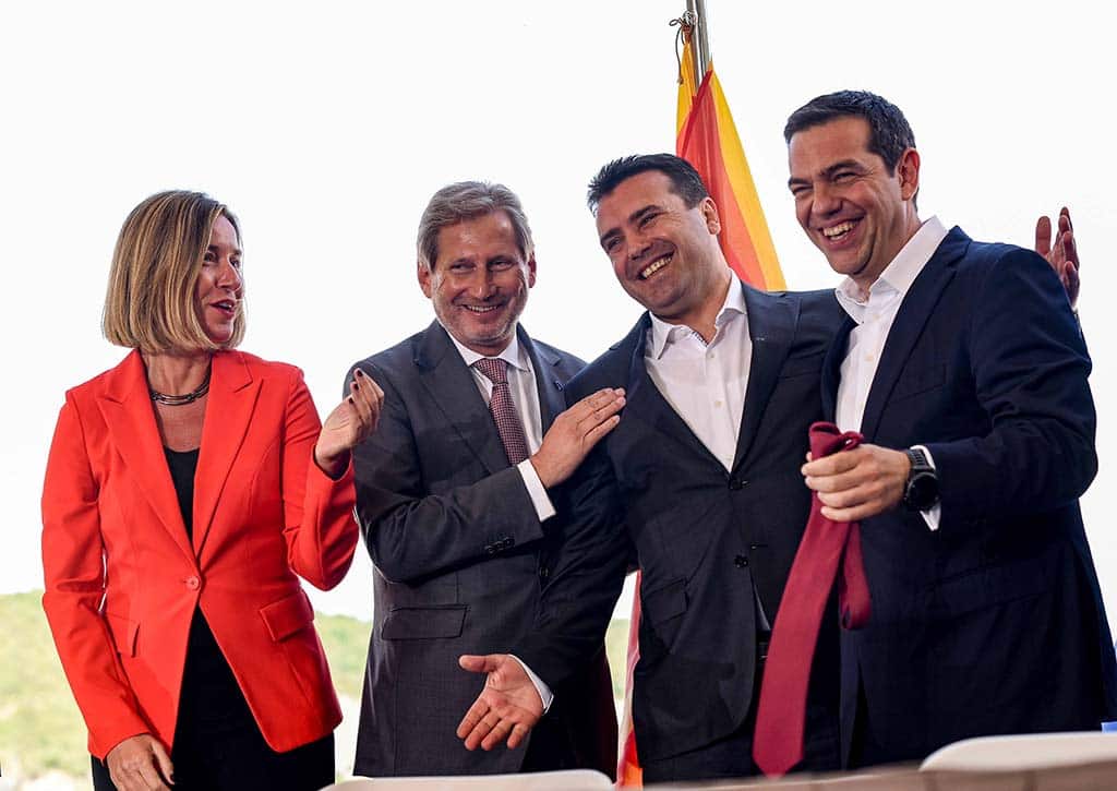 Macedonia del Norte o cómo resolver conflictos en los Balcanes. Los primeros ministros de Macedonia del Norte y Grecia, Zoran Zaev y Alexis Tsipras, celebran la firma del Acuerdo de Prespa en junio junto a Federica Mogherini y Johannes Hahn.